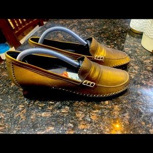 Gold Womens shoes . 9. NWT!